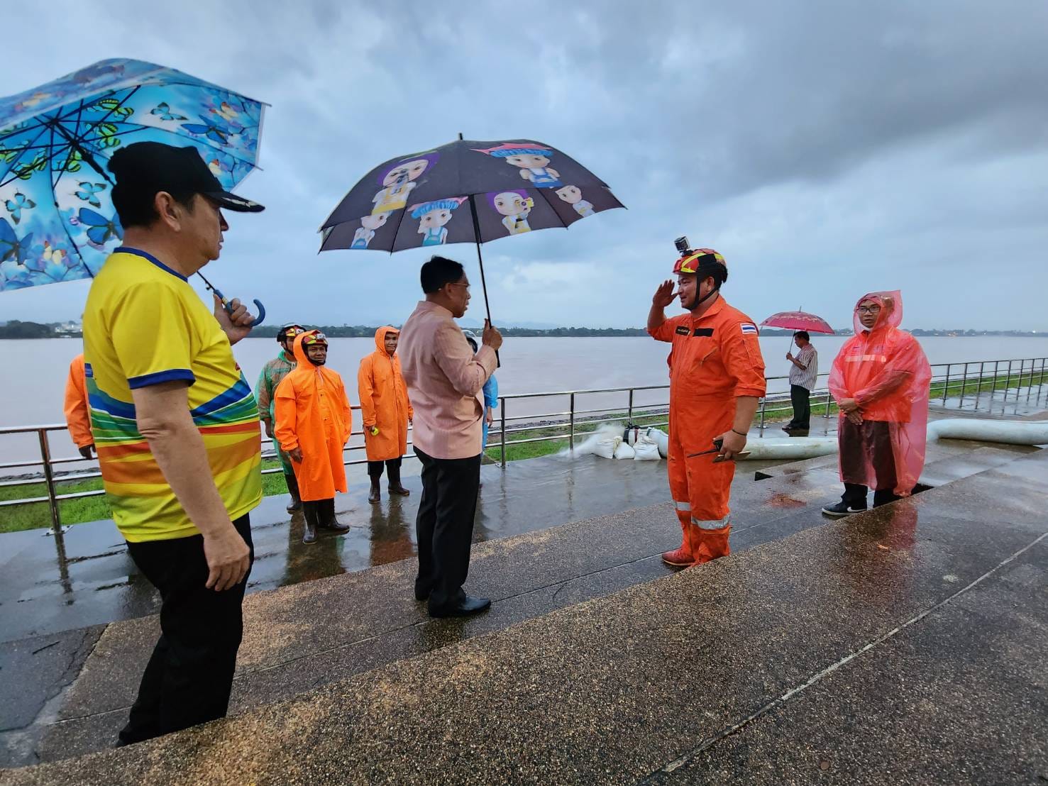 ผู้ว่าฯ นครพนม จับมือนายกเทศมนตรีเมืองนครพนม รุดลงพื้นที่ติดตามการเตรียมการป้องกันและแก้ไขปัญหาน้ำท่วมขังในพื้นที่ตัวเมืองนครพนม กรณีฝนตกหนักต่อเนื่อง
