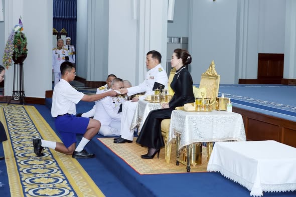 พระบาทสมเด็จพระเจ้าอยู่หัว และสมเด็จพระนางเจ้า ฯ พระบรมราชินี เสด็จลง ณ ศาลาดุสิดาลัย สวนจิตรลดา พระราชวังดุสิต พระราชทานพระบรมราชวโรกาสให้ คณะกรรมการมูลนิธิทุนการศึกษาพระราชทานสมเด็จพระบรมโอรสาธิราช ฯ สยามมกุฎราชกุมาร (ม.ท.ศ.) 