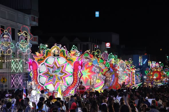 &ldquo;แห่ดาวคริสต์มาสนครพนม&rdquo; ยิ่งใหญ่สุดตระการตา ส่งท้ายปีเก่า กระตุ้นท่องเที่ยวริมโขง