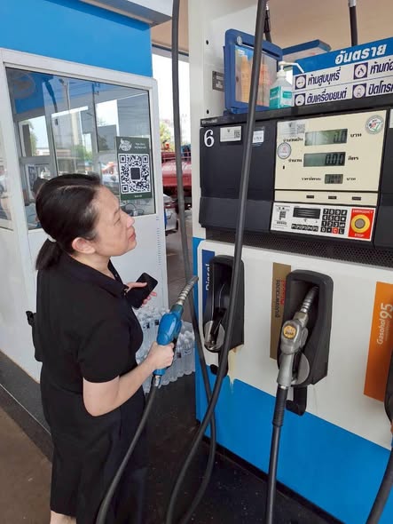 พาณิชย์&ndash;พลังงานนครพนม ลุยตรวจปั๊ม 6 แห่ง ราคาน้ำมันยังตรึง&ndash;สำรองเพียงพอ ประชาชนมั่นใจได้