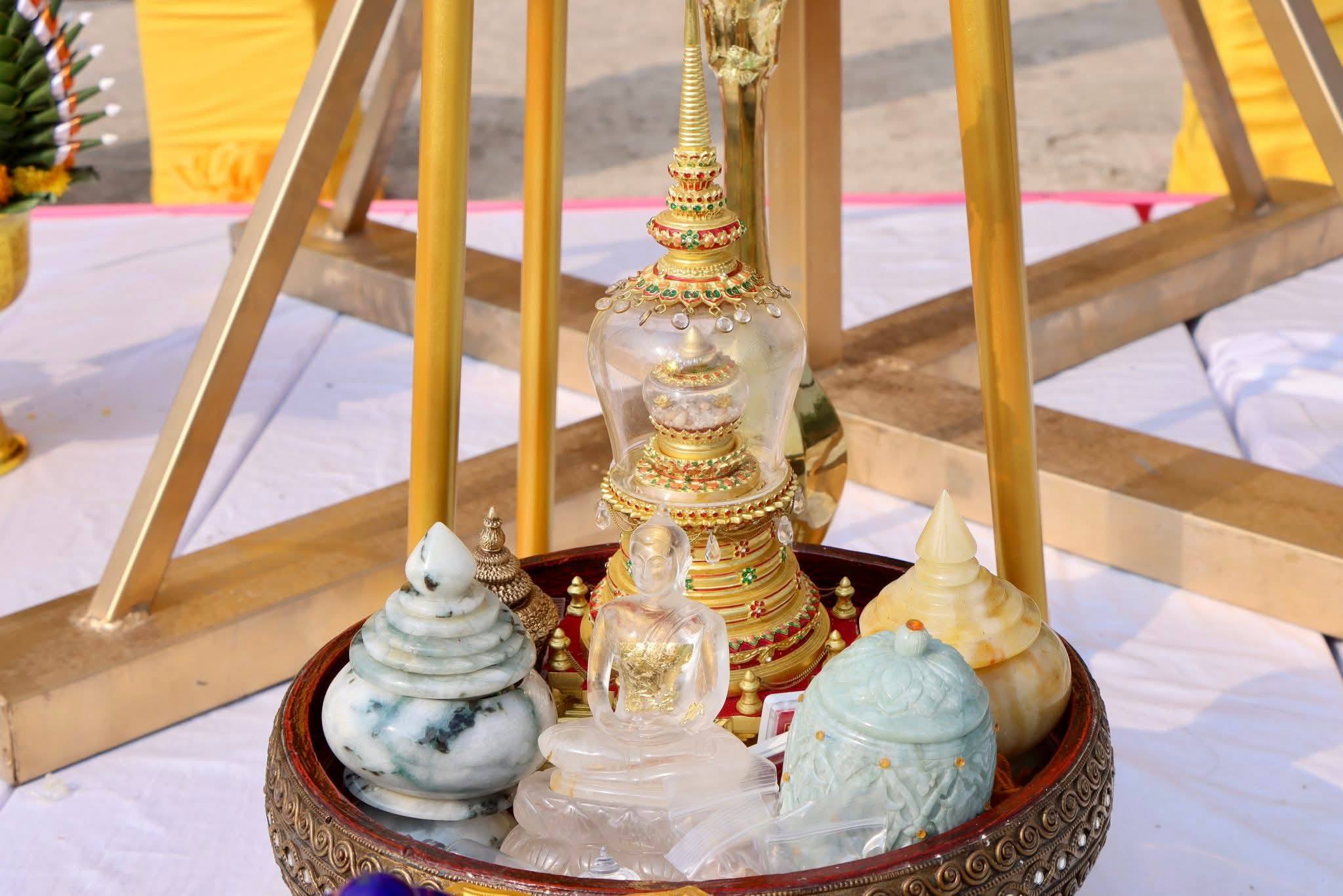 ศรัทธาหลอมรวม! วังยางจัดพิธียกยอดฉัตรทองคำ &ldquo;เจดีย์ศรีปทุมชาติ&rdquo; สืบสานพุทธศาสนาอย่างยิ่งใหญ่