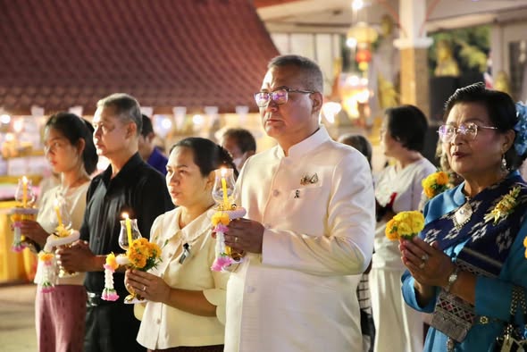 ชาวนครพนมร่วมสืบสานบุญเดือนห้า ผู้ว่าฯ นำเวียนเทียนบูชาพระธาตุนคร เสริมสิริมงคลแก่ประชาชน