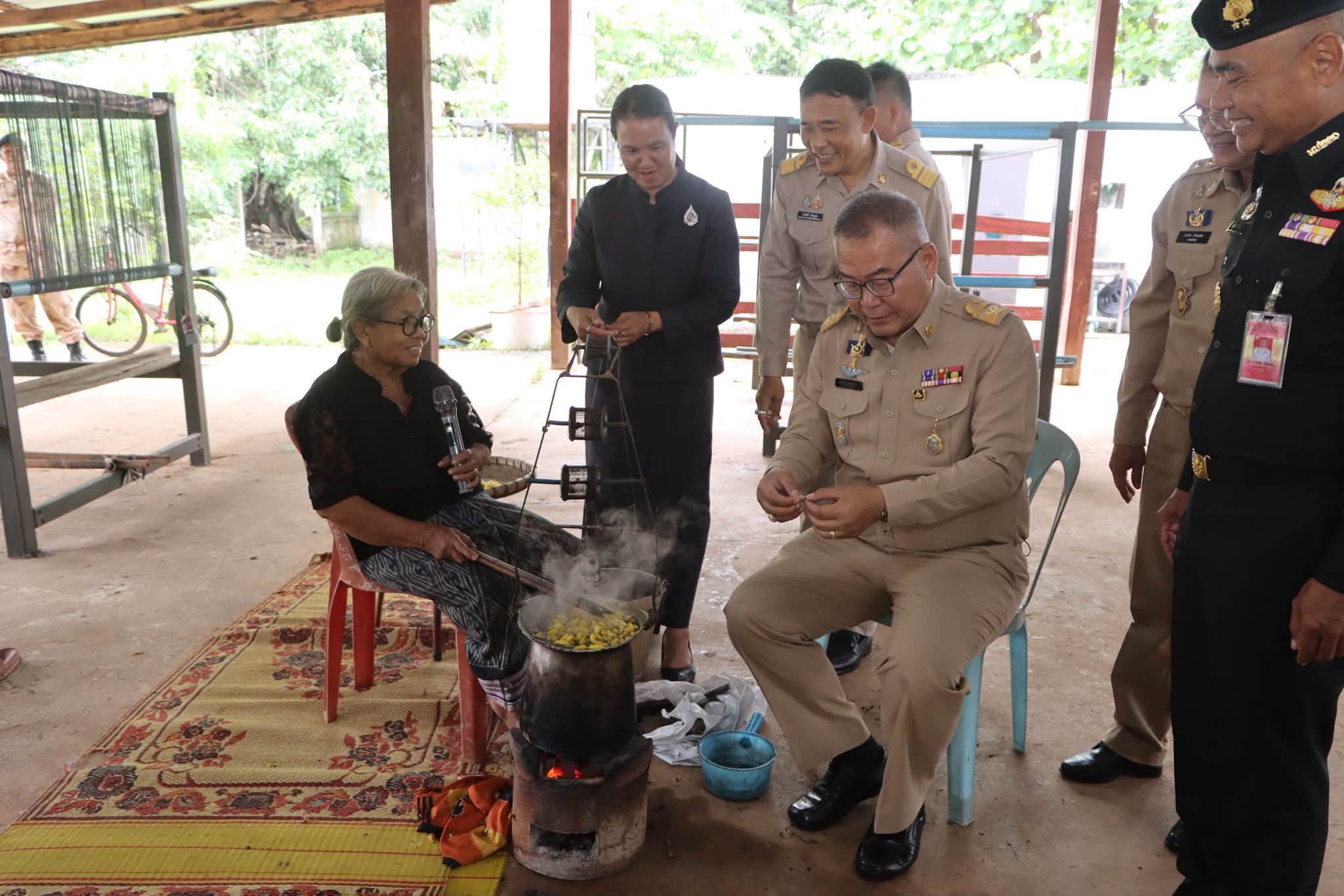 นครพนมเปิดเวทีสร้างอาชีพ &ldquo;ฝึกทักษะ&ndash;เพิ่มรายได้&rdquo; สืบสานแนวพระราชดำริ ยกระดับเศรษฐกิจฐานราก