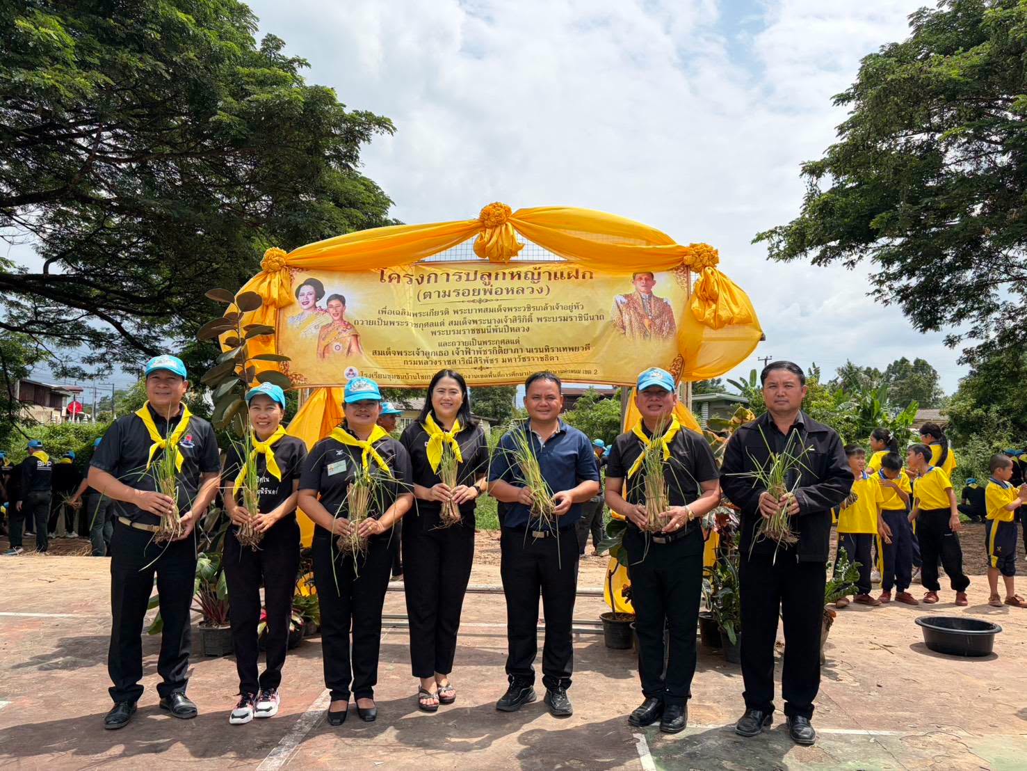 โรงเรียนชุมชนบ้านไชยบุรี จัดกิจกรรมเทิดพระเกียรติฯ พร้อมปลูกหญ้าแฝก 5,000 ต้น สืบสานศาสตร์พระราชา อนุรักษ์ดินและน้ำ