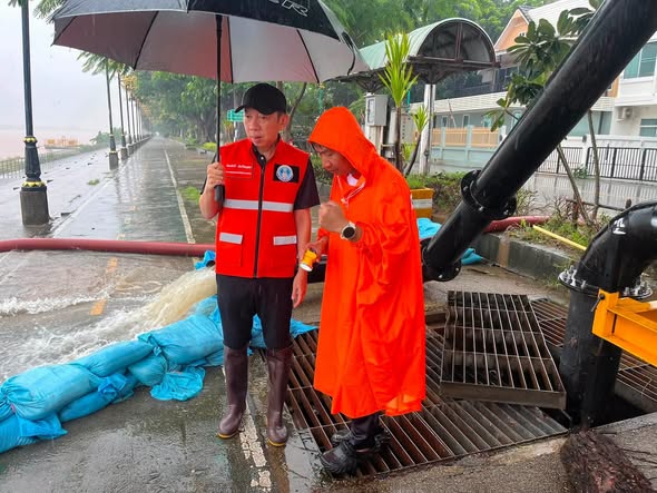เทศบาลเมืองนครพนมเช็กระบบสูบน้ำทุกจุด รับมือฝนหนัก ทดสอบจริงพร้อมระบายน้ำทันสถานการณ์