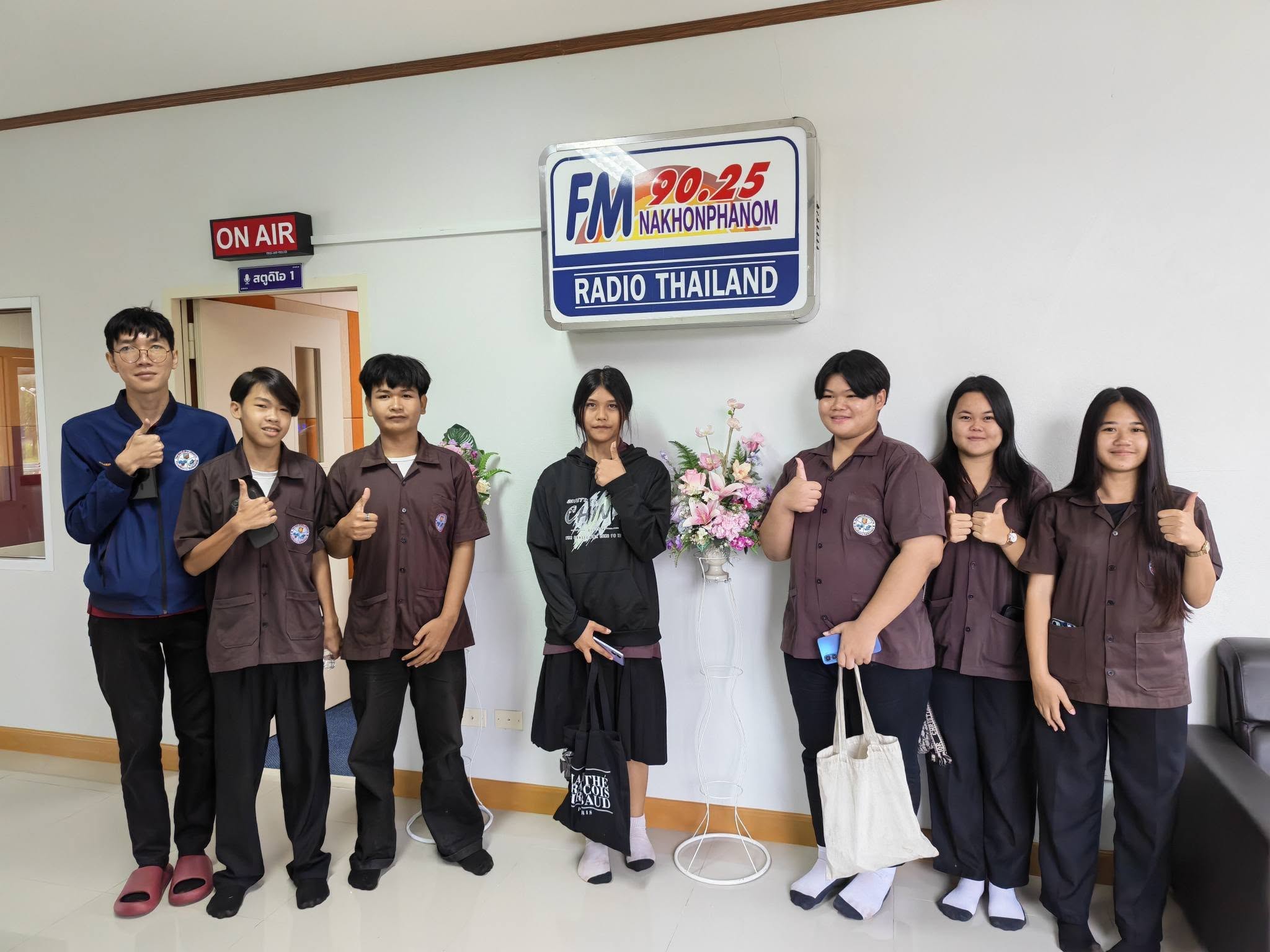 นักศึกษาวิทยาลัยอาชีวศึกษาศรีสงคราม ศึกษาดูงาน สวท.นครพนม เรียนรู้การทำงานด้านวิทยุกระจายเสียงและสื่อประชาสัมพันธ์