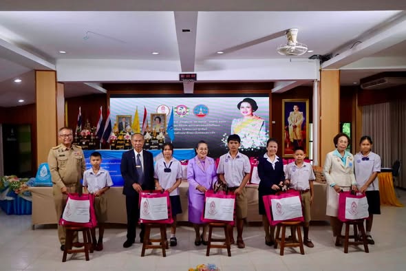 จังหวัดนครพนมร่วมส่งต่อ &ldquo;น้ำพระทัย&rdquo; ช่วยเหลือประชาชนศรีสงคราม มอบทุน&ndash;สิ่งของ รวม 52 ราย