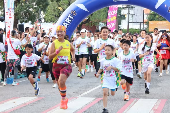 นครพนมคึกคัก! นักวิ่งกว่า 1,000 คนร่วม &ldquo;Colorful Run สนุกกัน มันส์เด้อ&rdquo; สนามที่ 3 ชูเสน่ห์ 3 ธรรม เชื่อมเที่ยว 3 จังหวัดลุ่มน้ำโขง