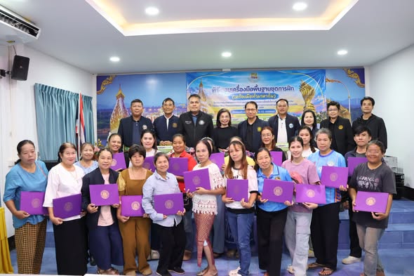 ติดอาวุธสร้างอาชีพ! กระทรวงแรงงานมอบชุดเครื่องมือทำมาหากิน ผู้ผ่านการฝึกอบรม &ldquo;การประกอบอาหารสตรีทฟู้ด&rdquo; นครพนม