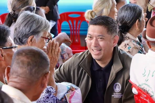 รมว.พม. ส่งมอบความสุข &ldquo;อยู่ดีมีแฮง สู่ผู้สู่คน&rdquo; มอบวีลแชร์ - ถุงยังชีพ พร้อมส่งเสริมศักยภาพผู้สูงอายุและกลุ่มสตรี ที่ อ.ปลาปาก จ.นครพนม