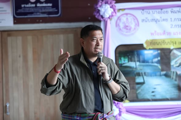 รมว.พม. ลงพื้นที่นครพนม เยี่ยมผู้สูงอายุ มอบบ้านและถุงยังชีพ ช่วยกลุ่มเปราะบางถึงพื้นที่ ย้ำบูรณาการทุกภาคส่วนดูแลประชาชนอย่างทั่วถึง