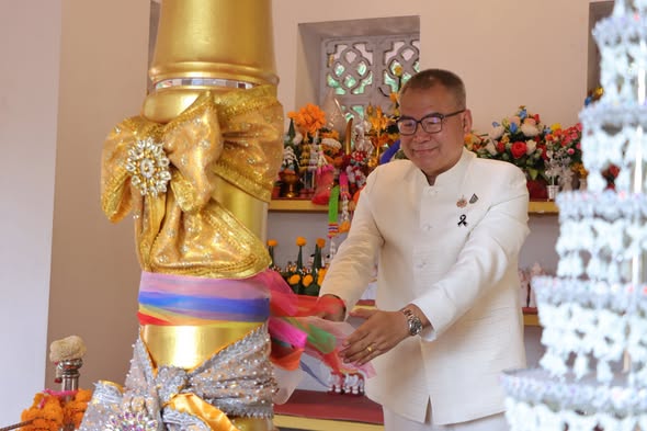 นครพนมเอาฤกษ์เอาชัย! ผู้ว่าฯ นำบวงสรวงศาลหลักเมือง ขอพรสิ่งศักดิ์สิทธิ์ รับงานไหลเรือไฟ 2569