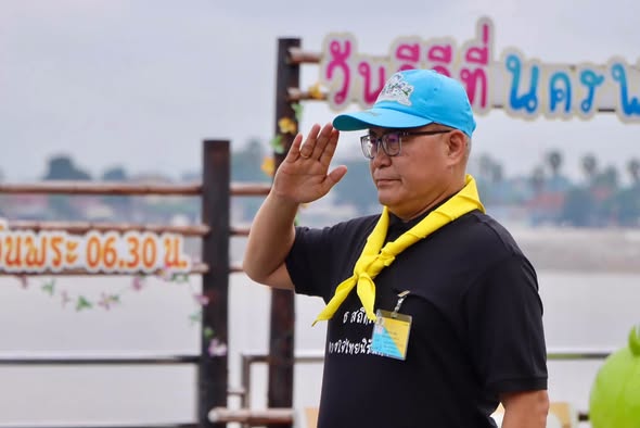 จิตอาสานครพนมรวมพลังทำความสะอาดริมโขง น้อมรำลึก รัชกาลที่ 9 เตรียมพื้นที่รับงานไหลเรือไฟ 2569