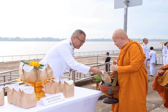 นครพนมร่วมรำลึกในพระมหากรุณาธิคุณ รัชกาลที่ 9 จัดพิธีทำบุญตักบาตรและวางพวงมาลา เนื่องในวันนวมินทรมหาราช 2569