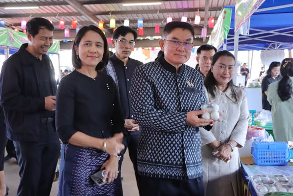 นครพนมเปิดตลาดอาหารปลอดภัย ดันสินค้า 25 กลุ่มชุมชน เพิ่มช่องทางขาย สร้างรายได้