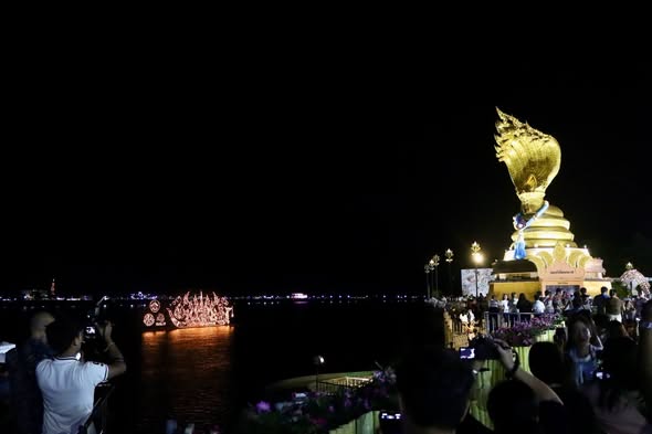 แสงศรัทธาริมโขง! ไหลเรือไฟนครพนมคืนที่ 3 ชมเรือไฟ ม.นครพนม ม่วนหมอลำ นก พงศกร ช้อปตลาดมหาดไทย&ndash;คาราวานสินค้า มัชฉากาชาด