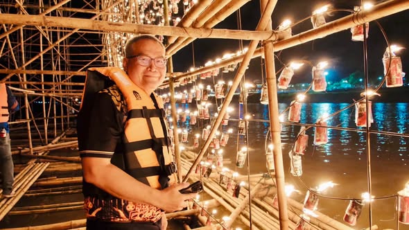 ผู้ว่าฯ นครพนม ร่วมขึ้นเรือไฟโชว์มหาวิทยาลัยนครพนม สืบสานประเพณีไหลเรือไฟ สร้างสีสันแห่งศรัทธาบนลำน้ำโขง