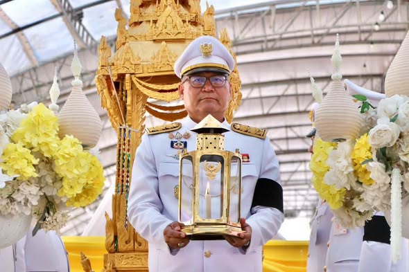 นครพนมอัญเชิญไฟพระฤกษ์ จุดประกายศรัทธา 12 อำเภอ พร้อมขบวนแห่ปราสาทผึ้ง รับเทศกาลไหลเรือไฟ 2569