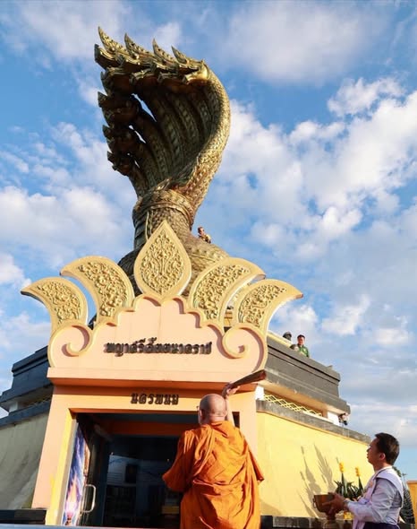 ชาวนครพนมทำพิธีขอขมาองค์ปู่พญาศรีสัตตนาคราช หลังไฟไหม้สร้อยพระศอ เร่งฟื้นฟูพื้นที่ เพิ่มมาตรการป้องกันเหตุซ้ำ