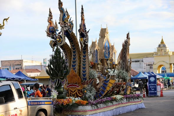 ธาตุพนมแห่เรือไฟโบราณ 12 ตำบล สืบสานฮีตฮอยบุญออกพรรษา บูชาพระธาตุพนม 